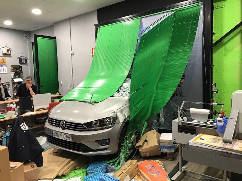 Un vehículo se empotra contra una imprenta
