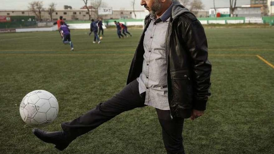 El refugiado sirio Osama Abdul Moshen, con un balón en el Centro Nacional de Formación de Entrenadores (Cenafe), donde trabaja. // Efe