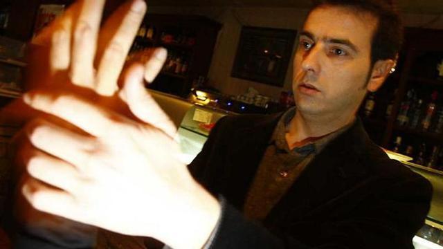Trigueros responde a la entrevista a través de su intérprete (más información de la asociación en asocide.org)
