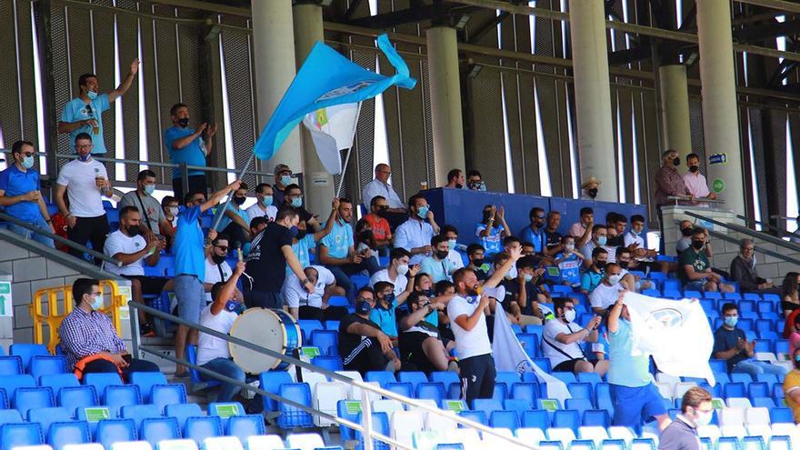 Aficionados del Ciudad de Lucena en la grada en el partido disputado ante el Ceuta.