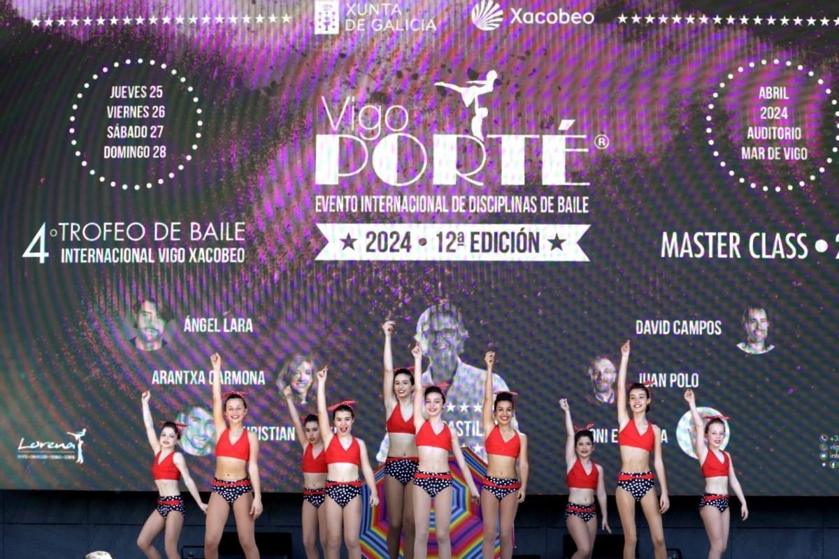 Las bailarinas de la Escuela de Danza Inés Núñez, durante su actuación.