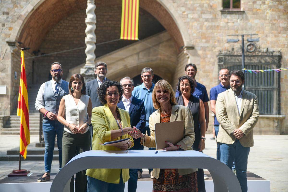 GRAFCAT7190. BARCELONA, 07/08/2024.- La viceprimera secretaria del PSC, Lluïsa Moret (d), y la secretaria general de ERC, Marta Rovira (i), junto los equipos negociadores del PSC y de ERC han firmado este miércoles el acuerdo para la investidura del líder de los socialistas catalanes, Salvador Illa, ante la Biblioteca de Catalunya, en el barrio barcelonés del Raval. EFE/ERC/Marc Puig ***SÓLO USO EDITORIAL/SOLO USO PERMITIDO PARA ILUSTRAR LA NOTICIA QUE APARECE EN EL PIE DE FOTO*** (CRÉDITO OBLIGATORIO). SÓLO USO EDITORIAL