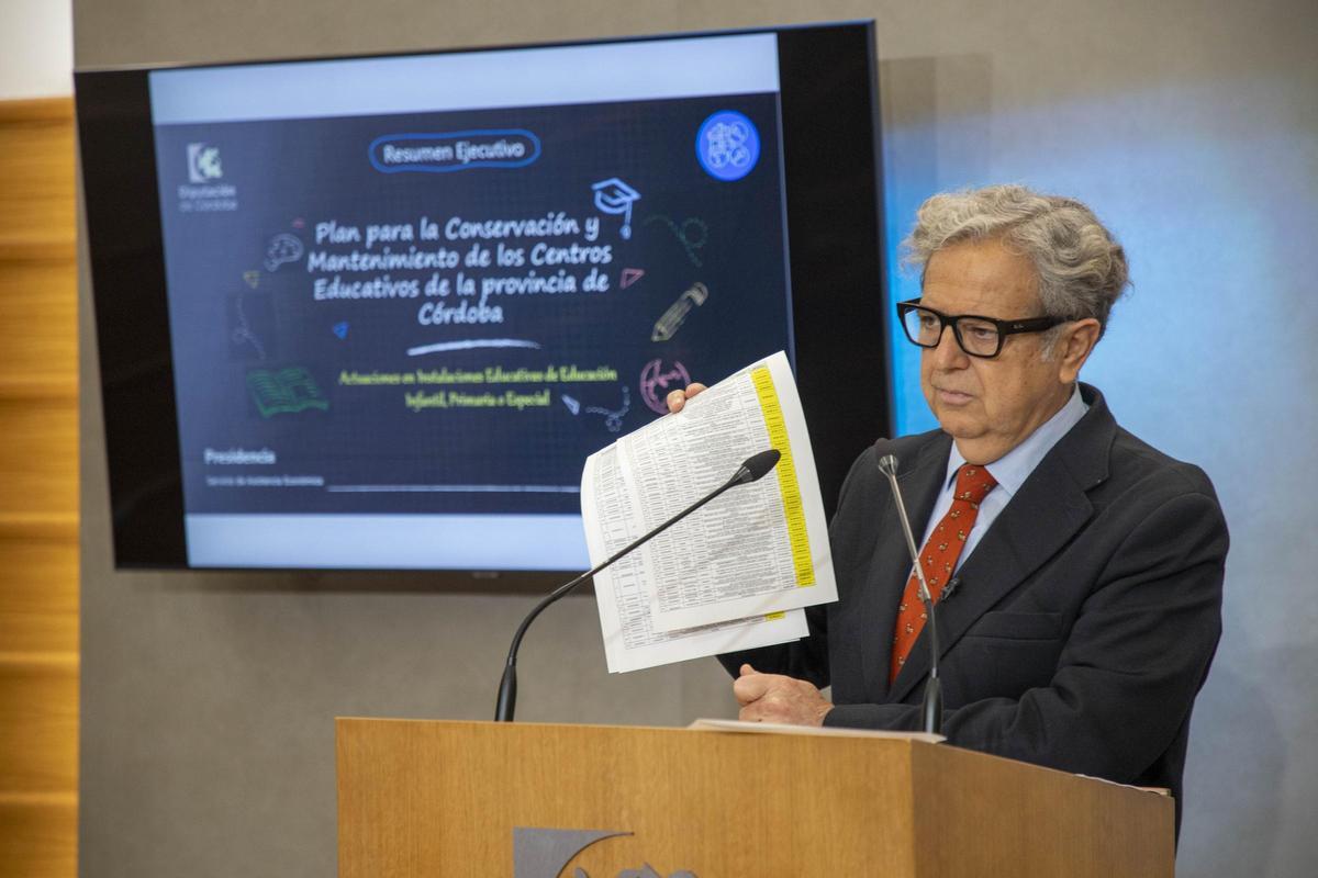 Salvador Fuentes, presidente de la Diputación de Córdoba, con el listado de centros educativos incluidos en el plan.