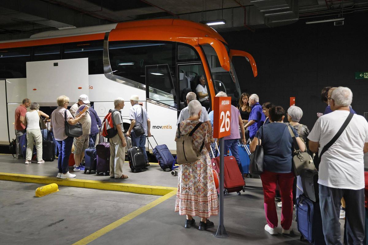 Los participantes subiendo al autocar