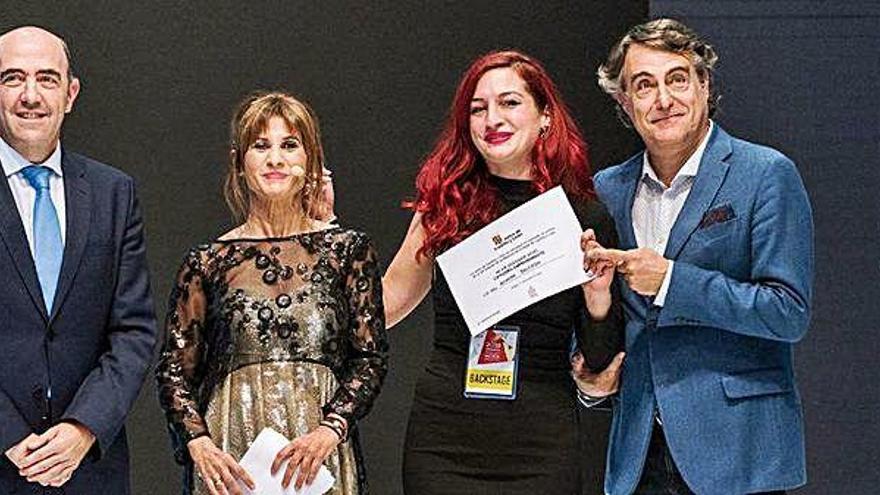 La diseñadora Ainhoa Salcedo Marbán recibe el galardón.