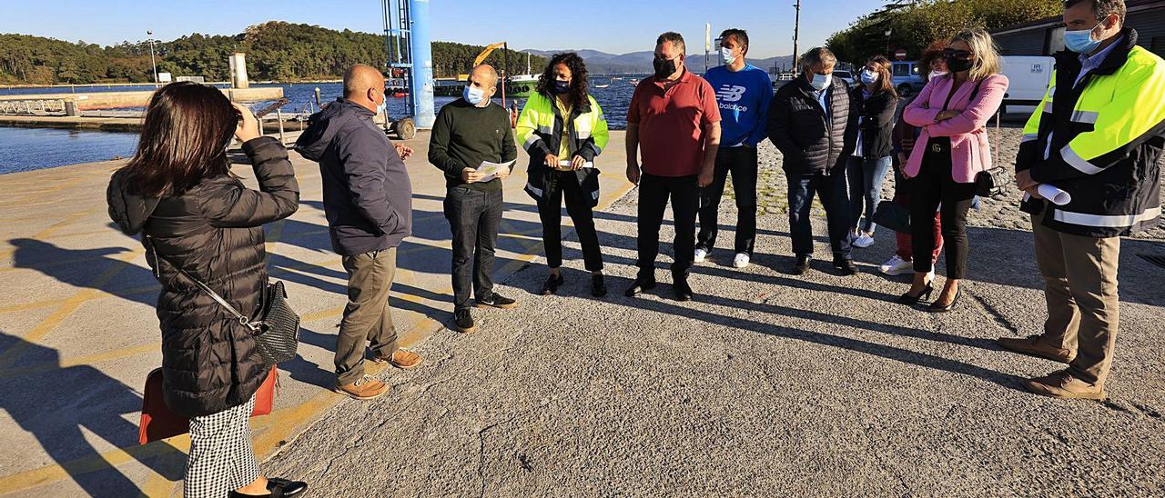 Un momento de la visita de la presidenta de Portos a Carril, con la draga a sus espaldas.