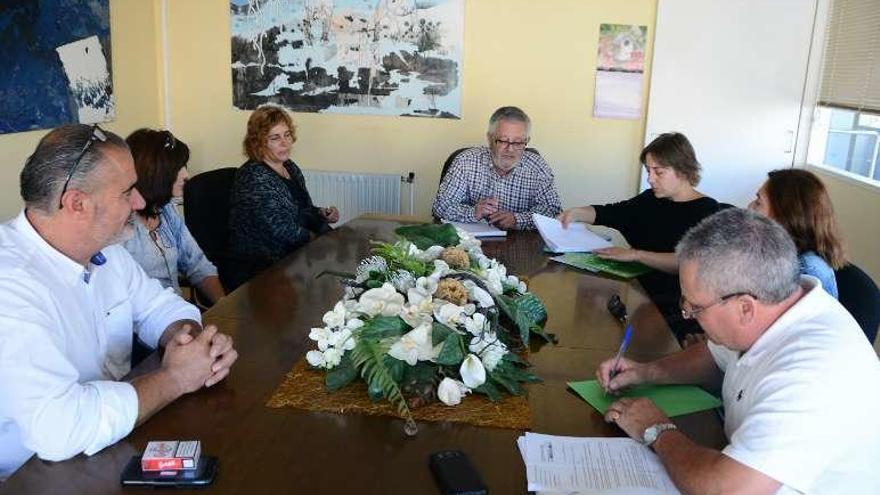 Reunión del alcalde, la concejala de Comercio y de Obras con los vendedores ambulantes.