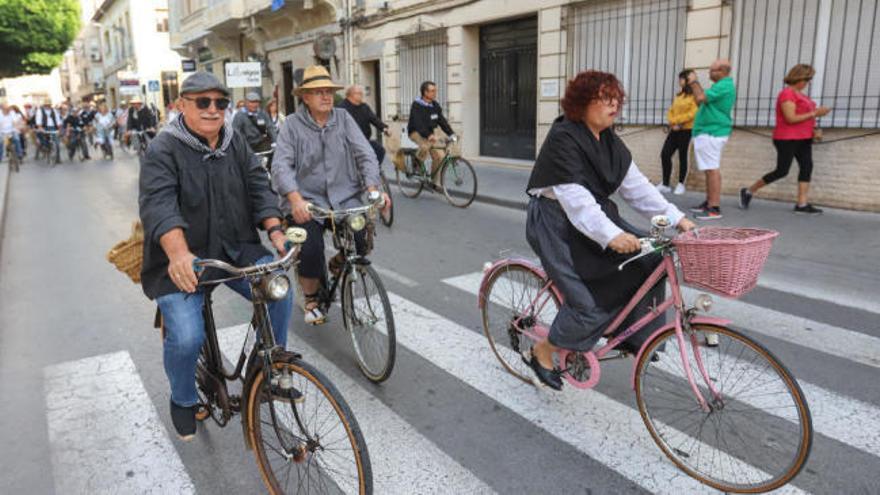 Las bicicletas clásicas toman Almoradí en el XIV Encuentro Comarcal