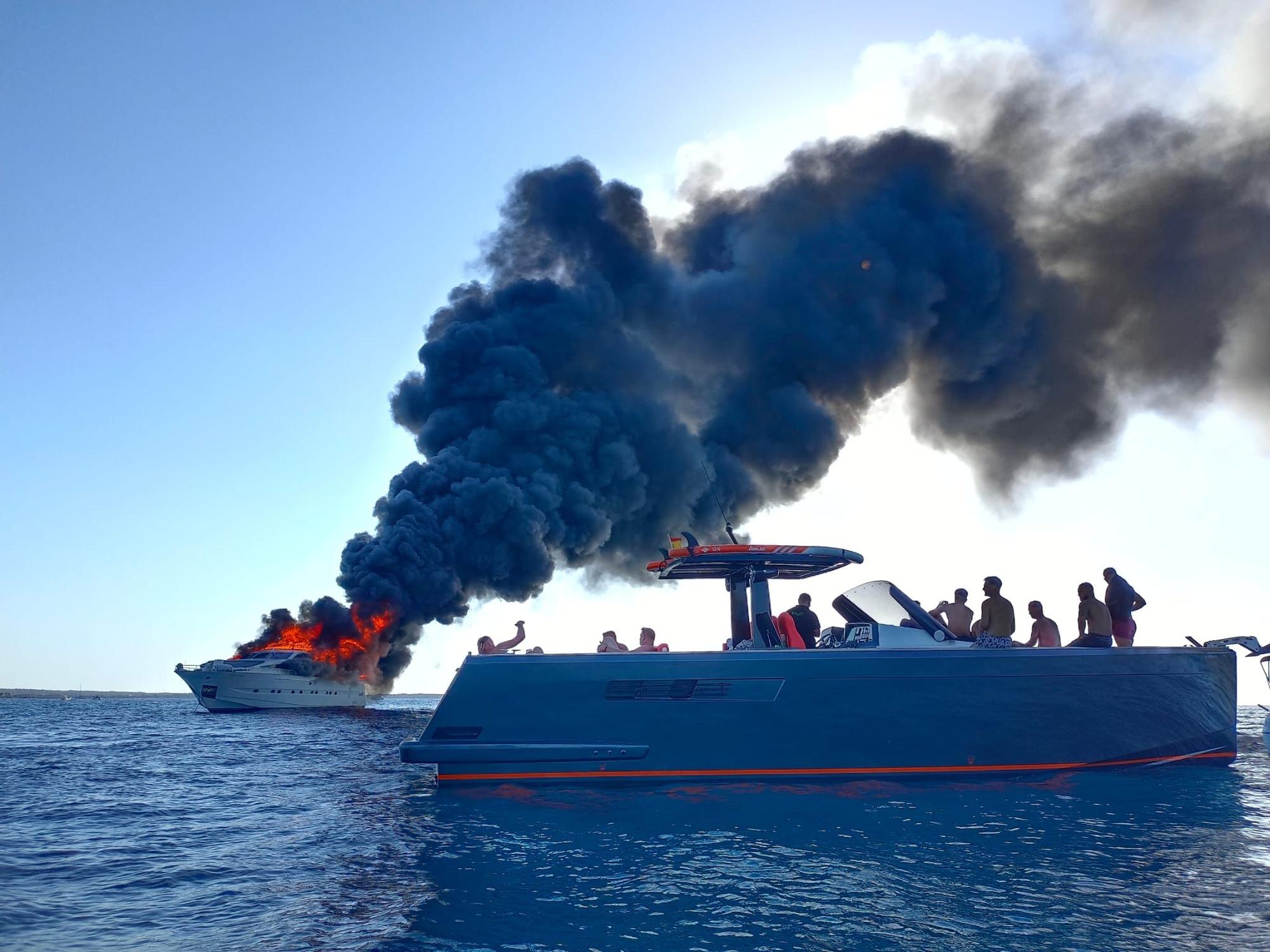 Galería: Arde un yate en la costa de Formentera