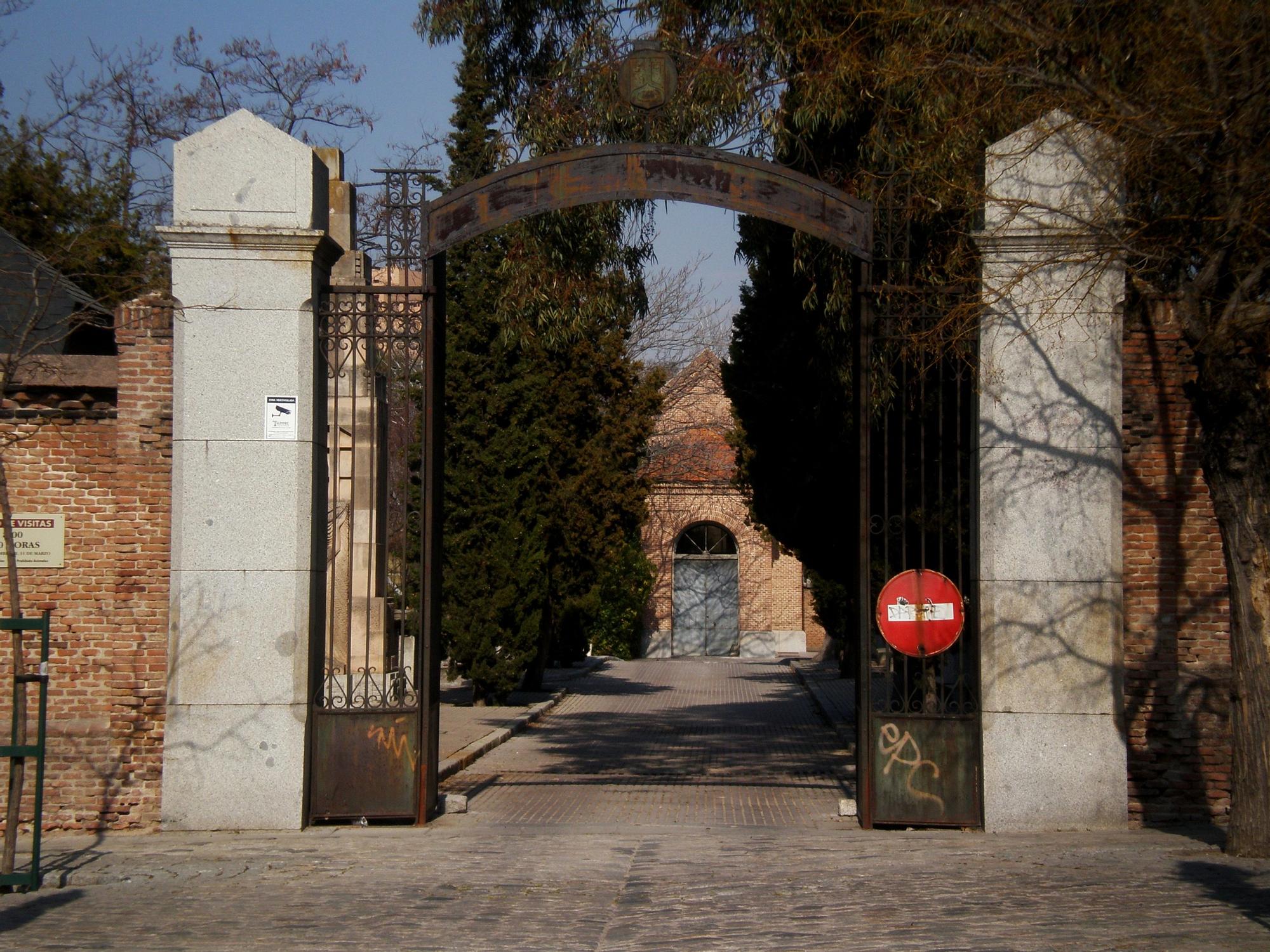 Entrada del Cementerio Civil de Madrid