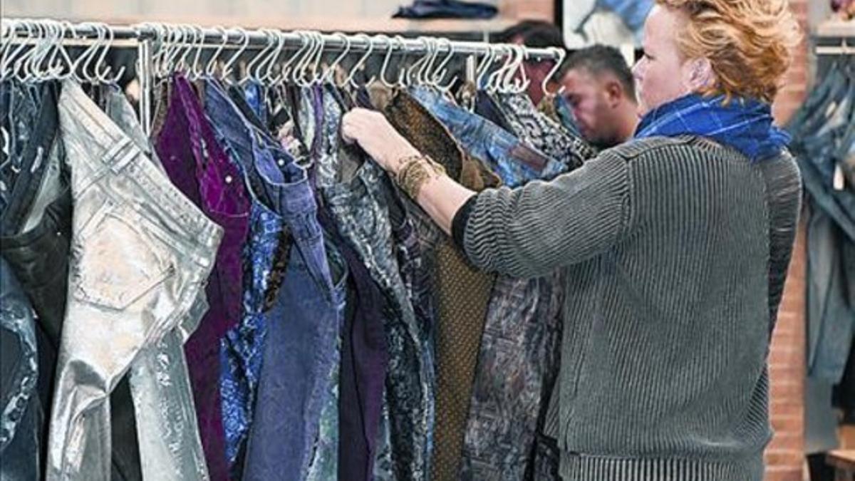 Tejanos 8 Una visitante de la feria en París.