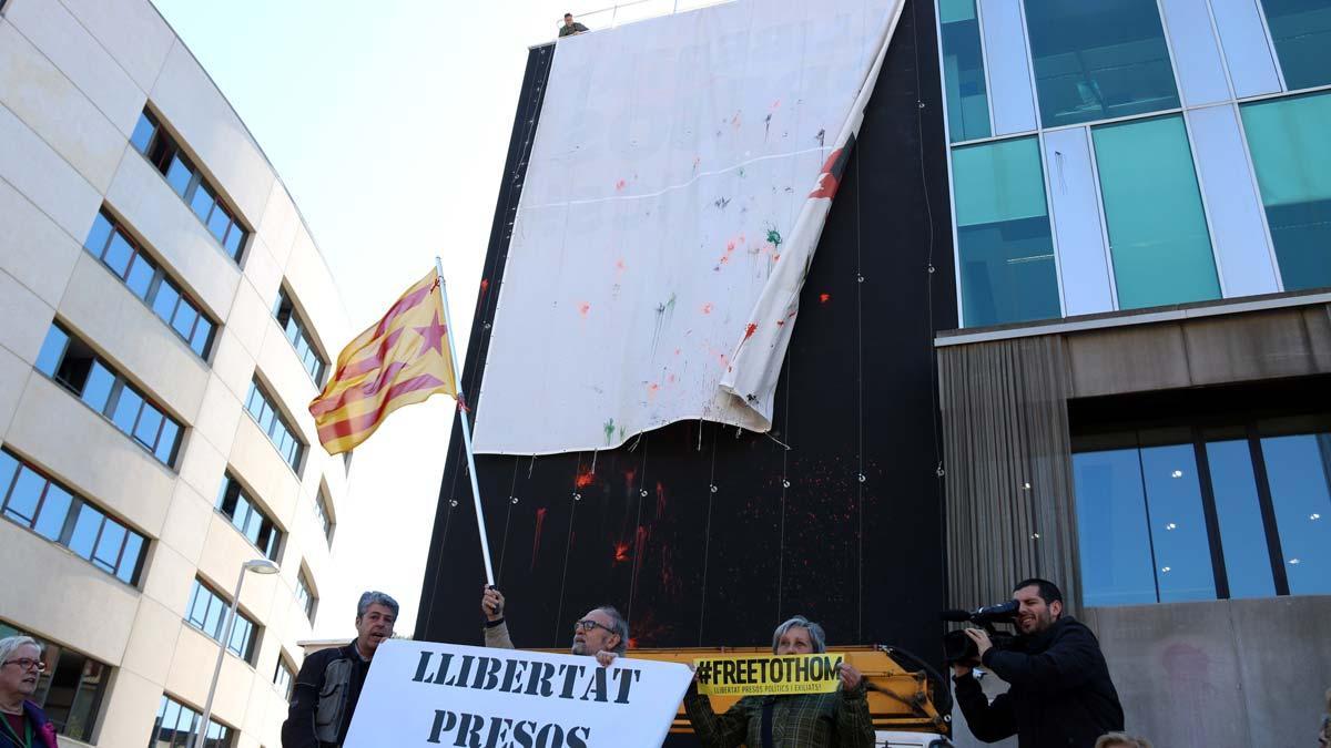 Sant Cugat le da la vuelta a la pancarta que pide la libertad de los políticos presos