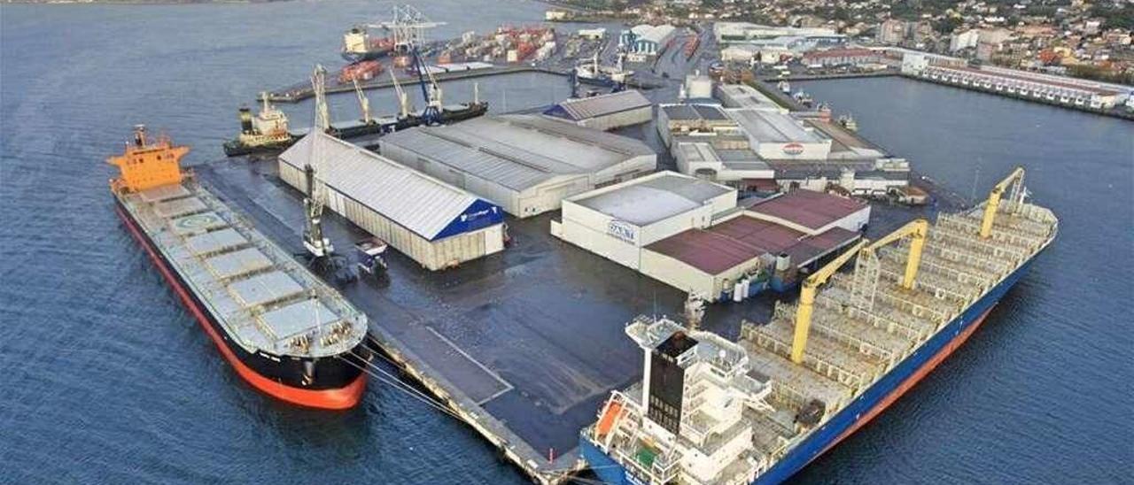 Barcos atracados en el Puerto de Marín y algunos de sus rellenos e instalaciones. // Santos Álvarez