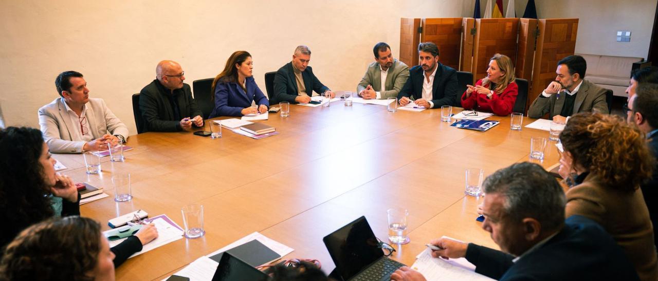 Un momento de la reunión celebrada ayer en el Ayuntamiento de La Laguna.