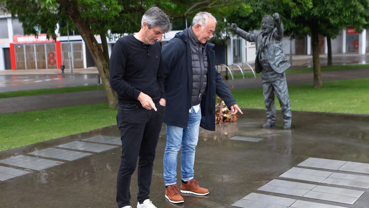 Iñaki Tejada y Gerardo Ruiz, ante la estatua de Preciado