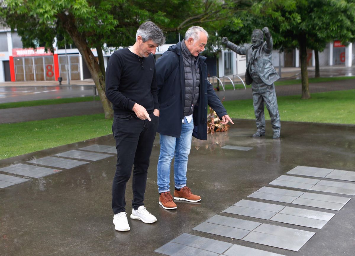 Iñaki Tejada y Gerardo Ruiz, ante la estatua de Preciado