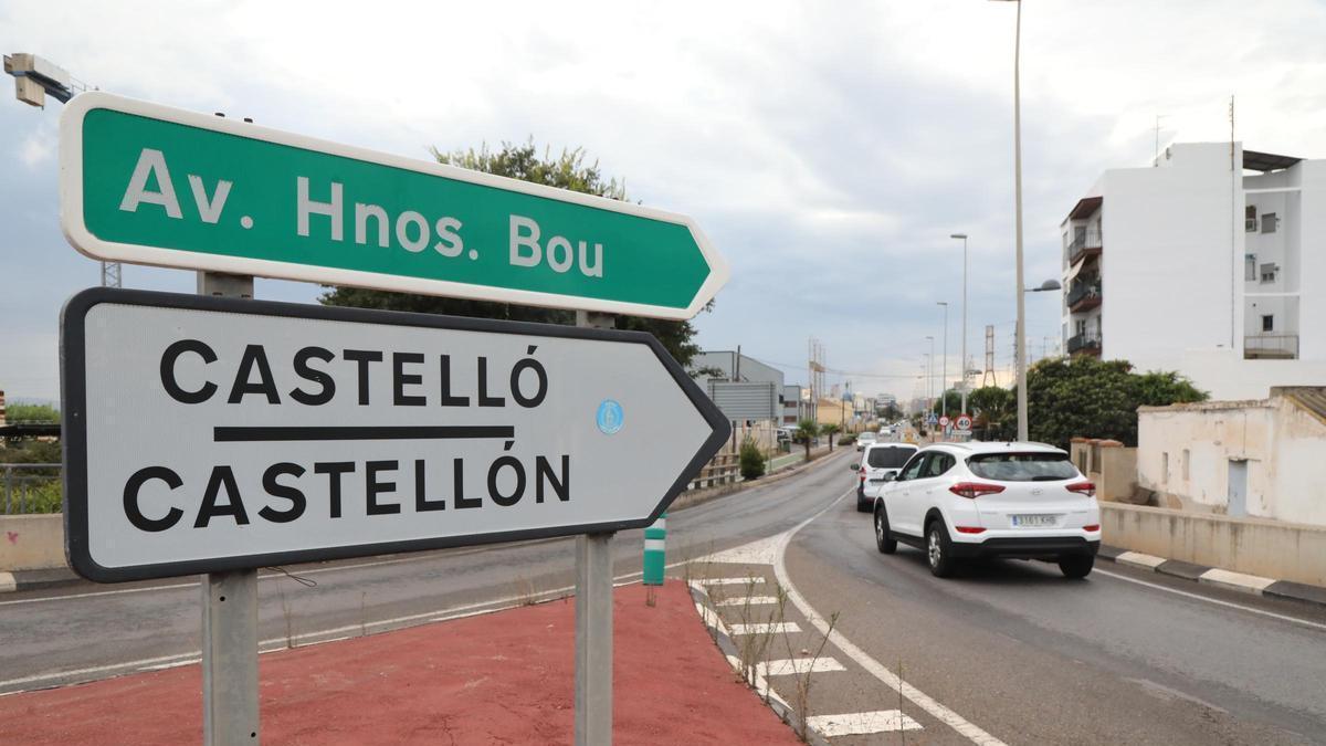 Doble topónimo en la señalética de la vía pública de Castelló.