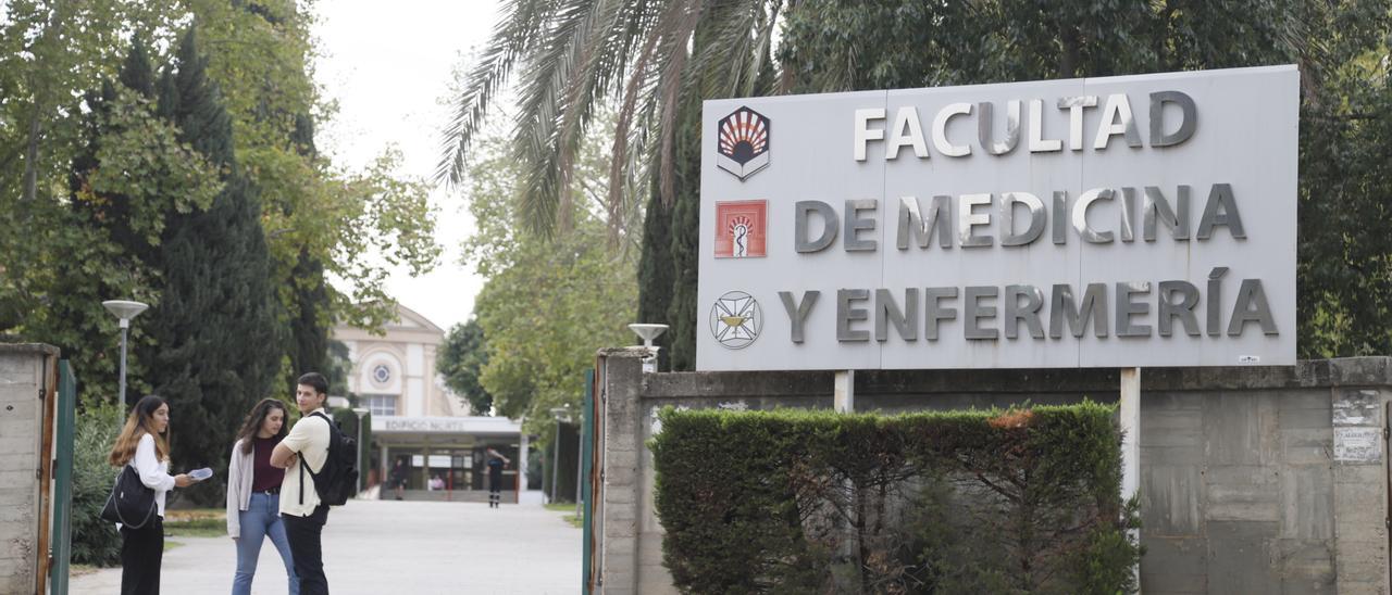 Acceso a la Facultad de Medicina, Enfermería y Fisioterapia de la Universidad de Córdoba.