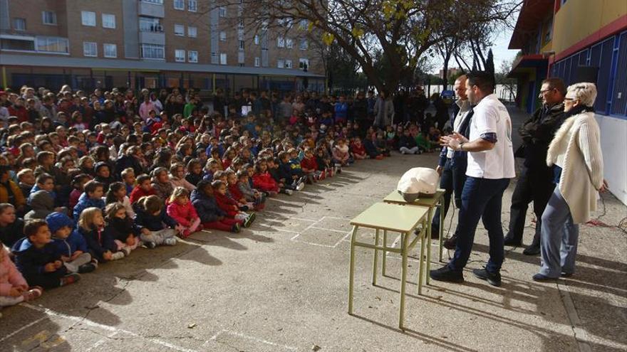 El colegio Zalfonada recibe la donación de un desfibrilador