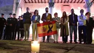 Un centenar de personas guardan silencio en Plasencia por las víctimas del accidente de tren en Toledo