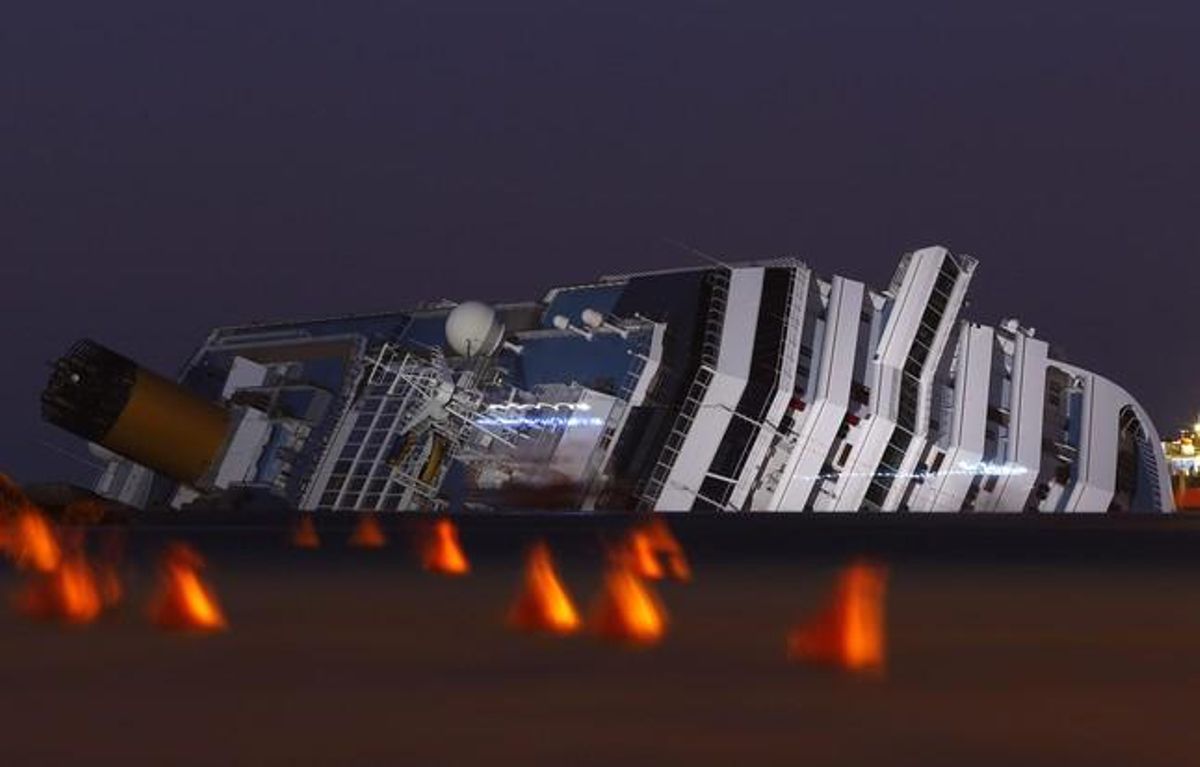 El ’Costa Concordia’, escorat davant les costes de l’illa del Giglio. El ’Costa Concordia’, escorat davant les costes de l’illa del Giglio.