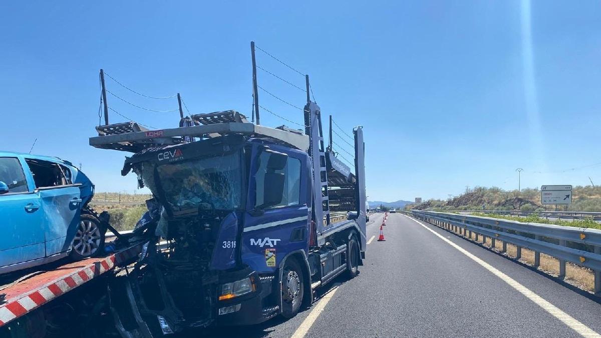 Dos heridos por el choque por alcance de dos camiones en el término de Plasencia.