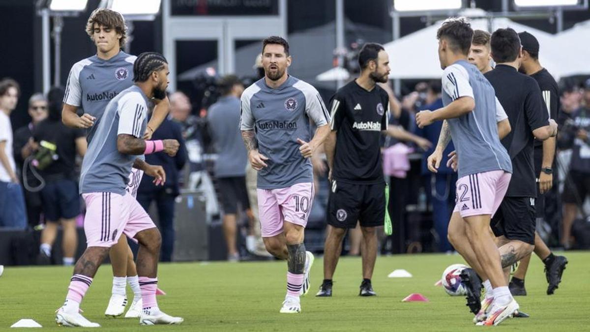 Messi calienta con sus compañeros del Inter Miami.