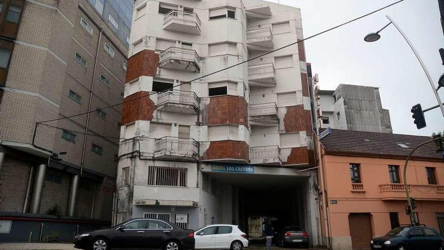 Edificio del antiguo hostal Los Castros, en Poio, que ha salido a subasta. // Rafa Vázquez