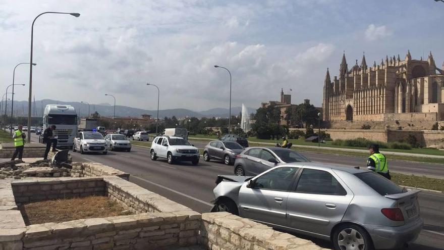 Accidente de tráfico delante de la Seu