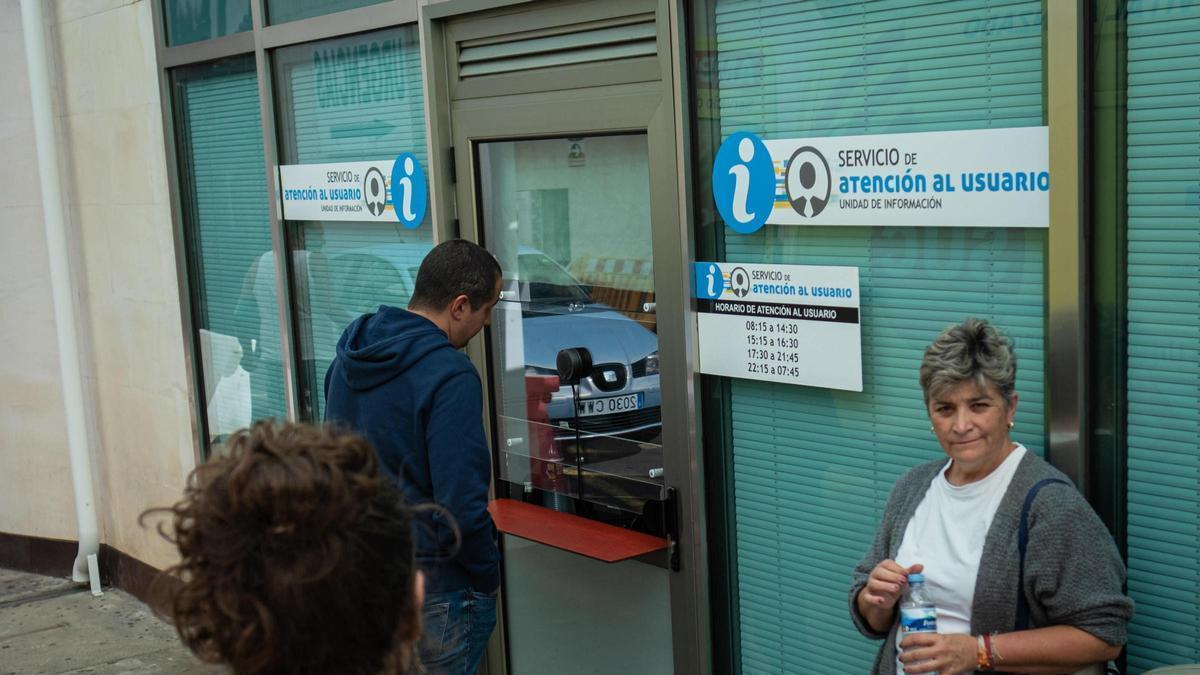 Un hombre en el Servicio de Atención al Usuario de  Urgencias del HUC.