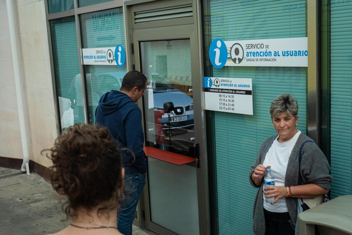 Un hombre en el Servicio de Atención al Usuario de  Urgencias del HUC.