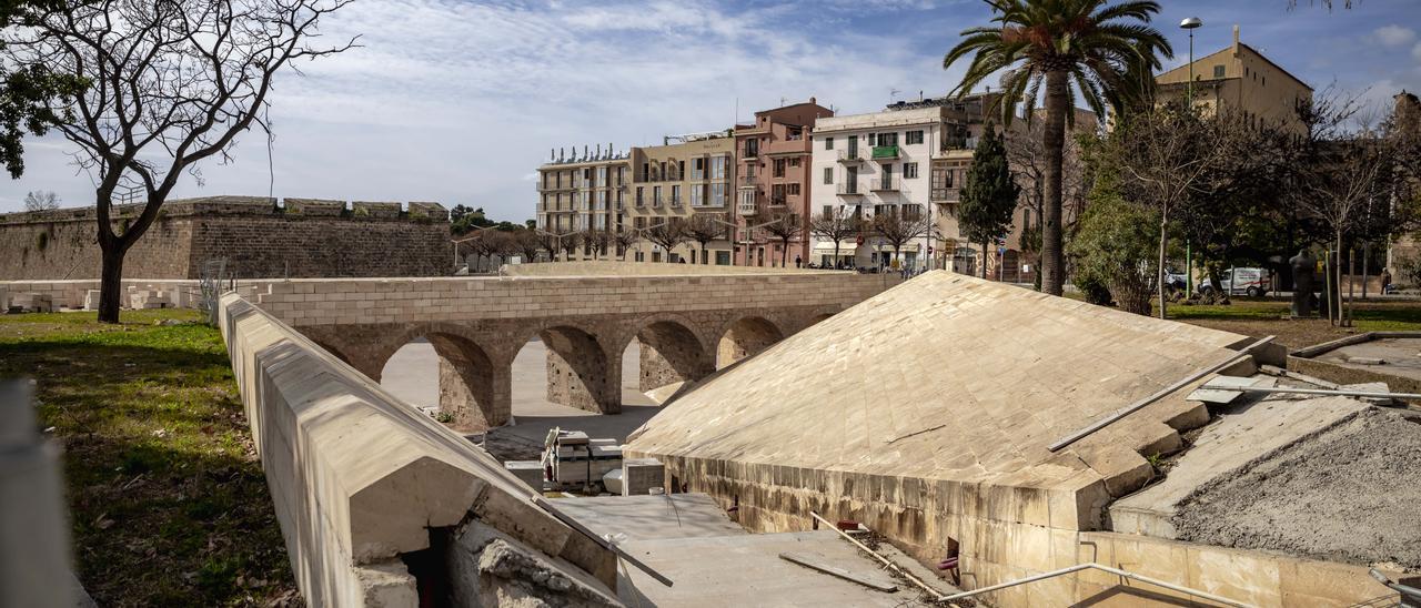 Die Brücke mit den Rundbögen ist praktisch fertig restauriert, man darf sie aber bislang nicht über- oder unterqueren.  | FOTO: B. RAMON