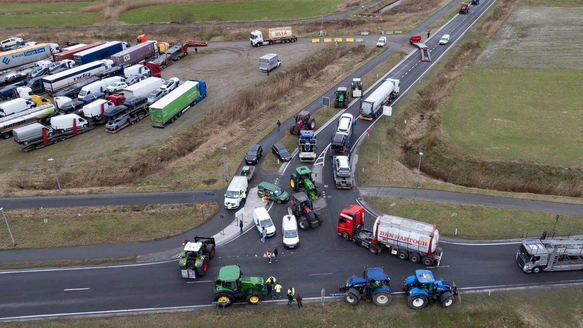 Tractores y vehículos agrícolas bloquean el acceso al puerto de Zeebrugge, en Bélgica, este martes.