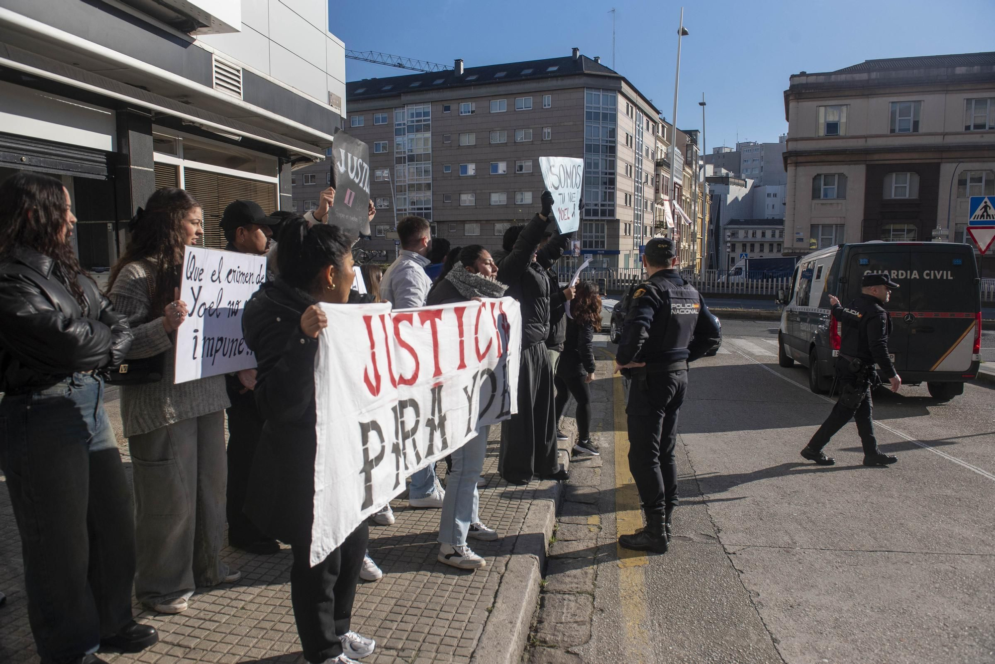 Concentración delante de los juzgados por la muerte de Yoel Quispe