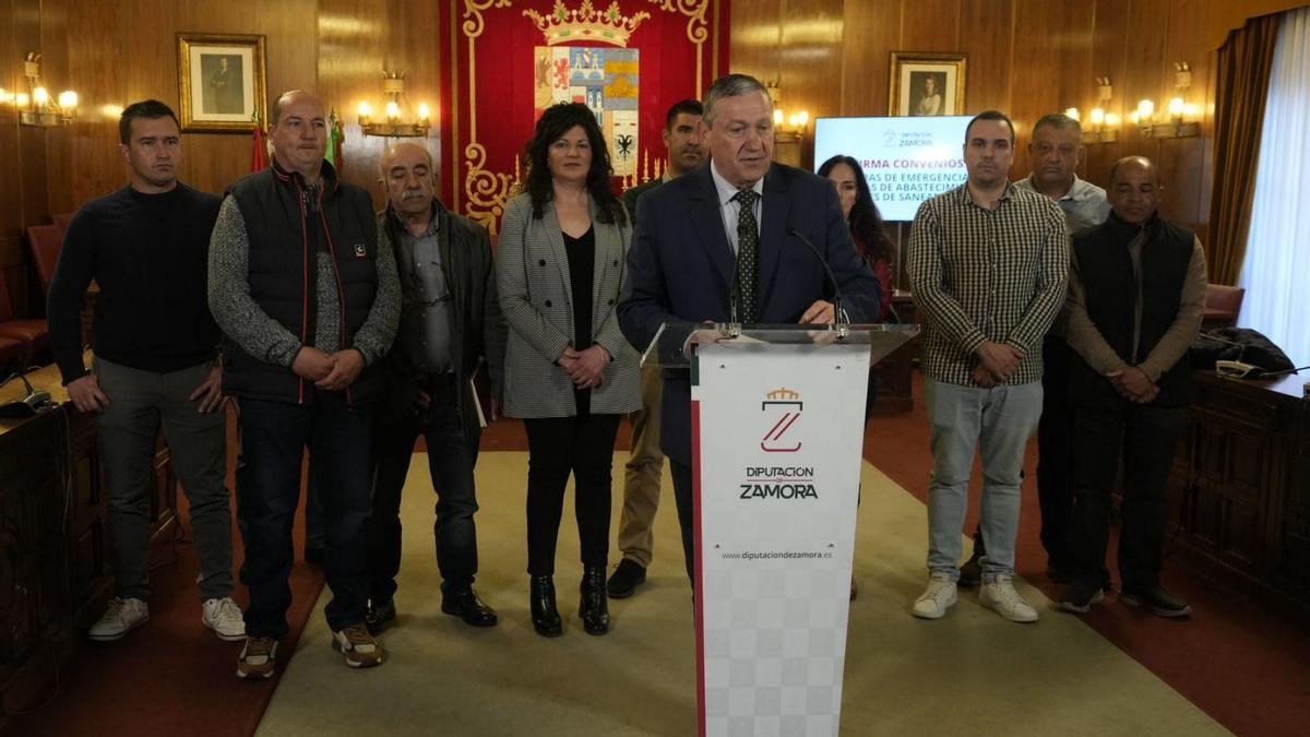 El presidente de la Diputación explica las actuaciones tras rubricar los convenios con los regidores.