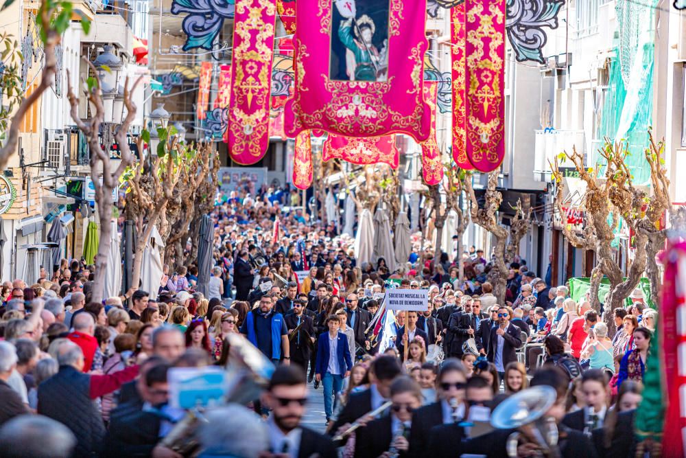 Más de 500 músicos marcan el ritmo en el inicio de las Fiestas de Benidorm