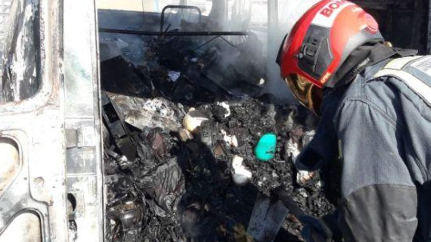 Un bombero refresca el interior de la furgoneta