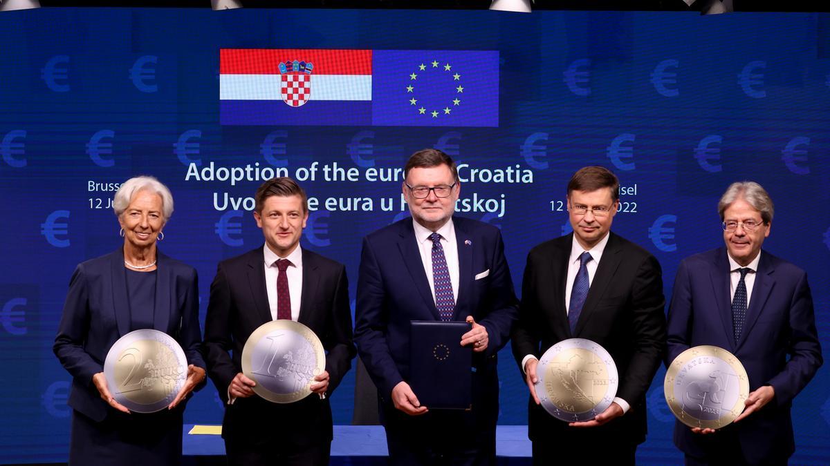 Foto de família dels representants del govern de Croàcia, el Banc Central Europeu i la Unió Europea durant l&#039;acte de celebració de l&#039;adhesió de Croàcia a la zona euro