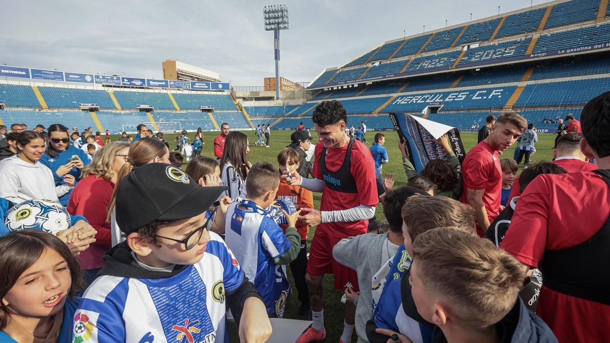 El Hércules repite otra vez un entrenamiento de puertas abiertas tras el éxito del 5 de enero.