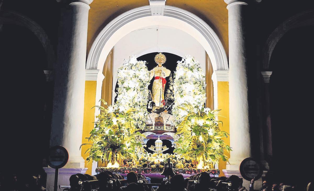 San Pedro Apóstol estrenó túnica y Corona y recibió el permiso del almirante de franco de ría con la intervención, como novedad, de una solista.