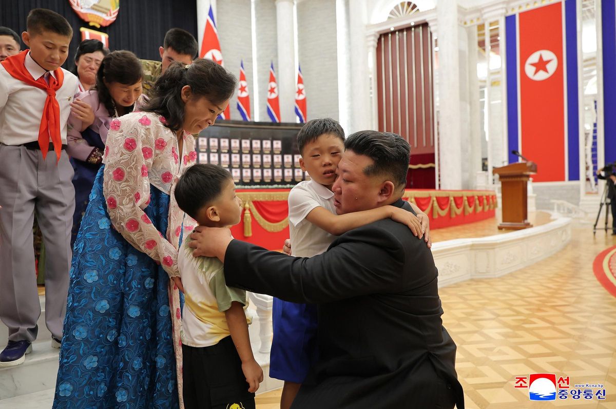 Kim Jong-un lloa en un acte insòlit els seus soldats caiguts a Ucraïna Kim Jong-un lloa en un acte insòlit els seus soldats caiguts a Ucraïna