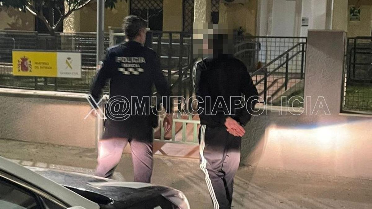 Un agente de la Policía Local custodia al sospechoso, esposado, hasta dependencias de la Guardia Civil.