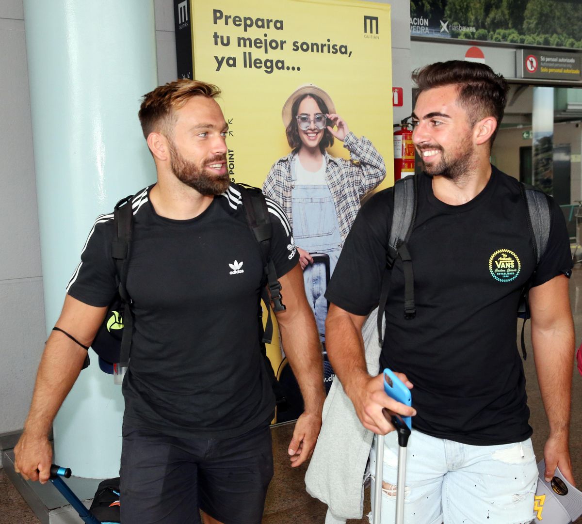 Casal y Pardavila se miran a su llegada al aeropuerto de Peinador.