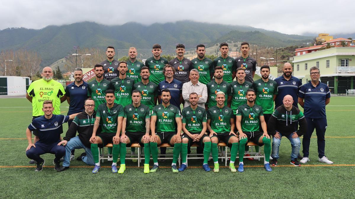 La plantilla del Atlético Paso, en la fotografía oficial tomada tras el ascenso a Segunda RFEF.