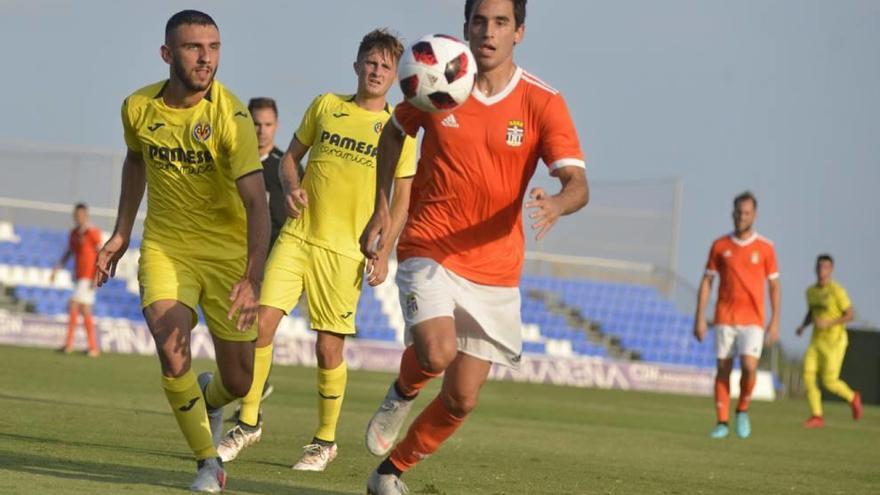 Álvaro Queijeiro corre tras el balón en una imagen del partido de ayer.