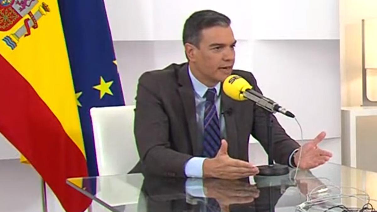 Pedro Sánchez durante la entrevista con Àngels Barceló.