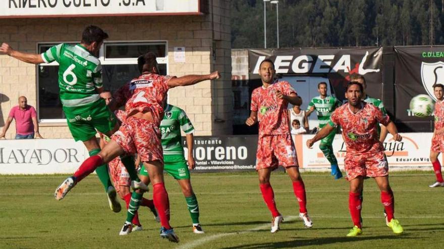 El cabezazo de Álex Blanco (número 6) que supuso el 1-0 para el Lealtad frente al Guijuelo.