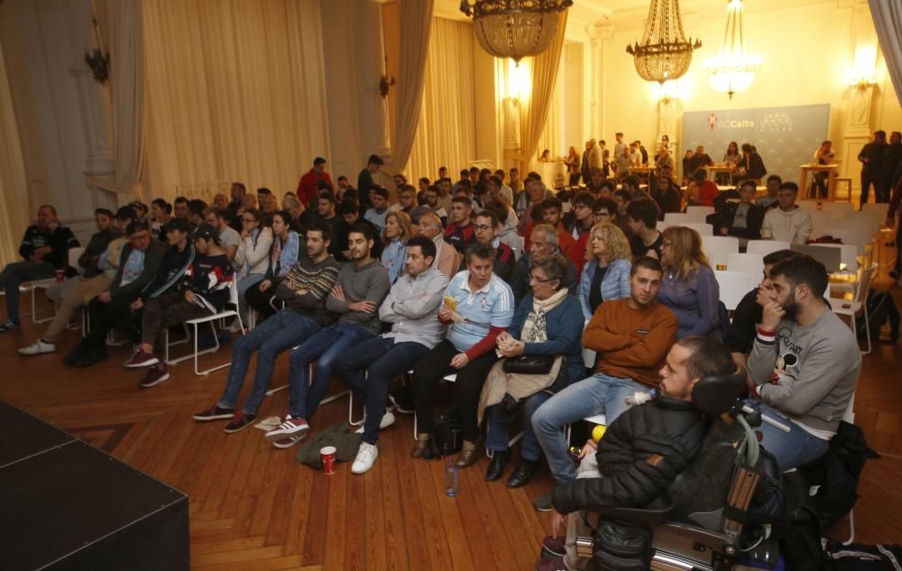 Aficionados congregados en A Sede para ver el partido