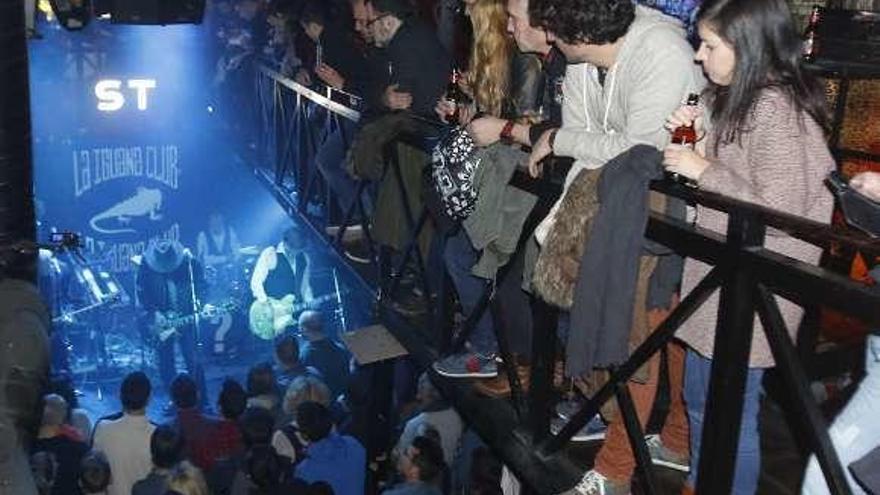 Una atestada sala La Iguana Club, durante el concierto del 35 aniversario de Siniestro Total, el 28 de diciembre de 2016. // Alba Villar
