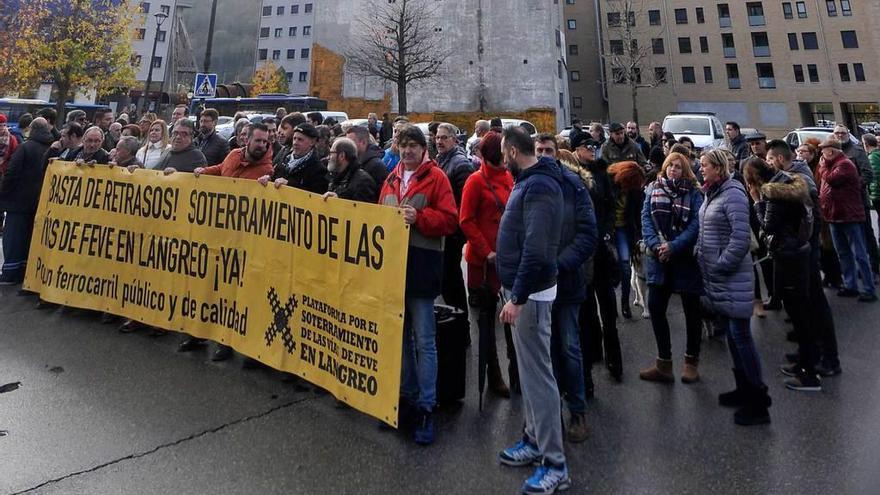 La protesta por la situación de la línea de Feve y por el soterramiento, en Langreo.